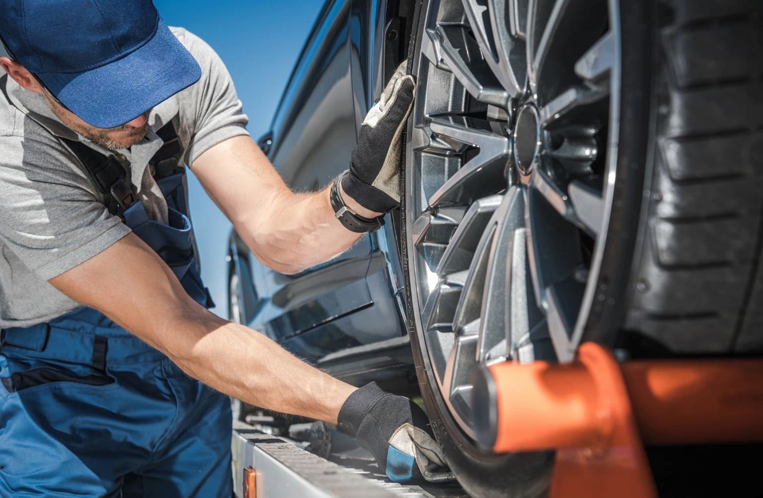 Snabb och pålitlig fordontransport i Malmö biltransport i Malmö som säkrar ett fordon på en bärgningsbil, redo att transportera bilen efter vägassistans.